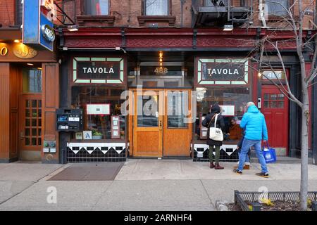 Tavola, 488 9ème Avenue, New York, NY. Face extérieure d'un restaurant italien dans le quartier de Hell's Kitchen de Manhattan. Banque D'Images