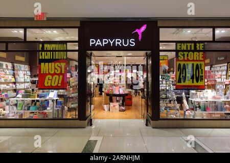 Un magasin de Papyrus dans Le centre commercial Time Warner Center avec des panneaux de vente au moment de la liquidation de l'inventaire, New York, NY (27 janvier 2020) Banque D'Images