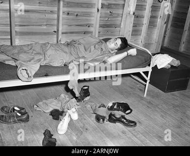 Royal Netherlands Military Flying School À Jackson, Mississippi. Les pilotes DU ML-KNIL, commandés par Le Général Majeur L.H. van Oyen, qui s'est échappé des Antilles néerlandaises de l'est, sont formés à fort Jackson, Mississippi. Une courte période de repos après une journée d'entraînement intensive Date : 16 juin 1942 lieu : base aérienne de l'Armée de Jackson, Mississippi mots clés : pilotes, camps d'entraînement, seconde Guerre mondiale Banque D'Images