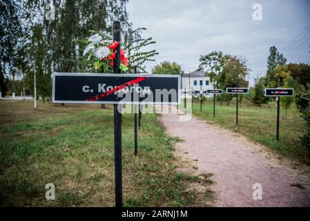 Allée avec un signe de villages déplacés dans la ville de Tchernobyl, centrale nucléaire de Tchernobyl d'aliénation de la zone autour de la catastrophe du réacteur nucléaire, de l'Ukraine Banque D'Images