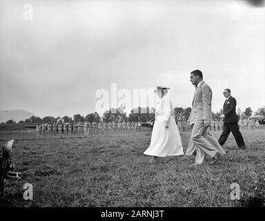 Prix de la bannière de l'aviation militaire de la KNIL et du drapeau du service de l'aviation de la Marine, tous deux décorés avec l'ordre militaire de William par la reine Wilhelmina à l'aéroport militaire de Pittsfield dans l'État du Massachusetts. Cérémonie de remise des prix de la bannière de l'aviation militaire de la KNIL et du drapeau du service de l'aviation de la Marine, tous deux décorés avec l'ordre militaire de William par la reine Wilhelmina à l'aéroport militaire de Pittsfield dans l'État du Massachusetts. La Reine entre à l'aéroport Date : 15 août 1942 lieu : Pittsfield, États-Unis mots clés : visites, reines, militaires, seconde Guerre mondiale, A Banque D'Images