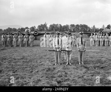 Prix de la bannière de l'aviation militaire de la KNIL et du drapeau du service de l'aviation de la Marine, tous deux décorés avec l'ordre militaire de William par la reine Wilhelmina à l'aéroport militaire de Pittsfield dans l'État du Massachusetts. Cérémonie de remise des prix de la bannière de l'aviation militaire de la KNIL et du drapeau du service de l'aviation de la Marine, tous deux décorés avec l'ordre militaire de William par la reine Wilhelmina à l'aéroport militaire de Pittsfield dans l'État du Massachusetts. Porte-drapeau avec le drapeau roulé du MLD, en attendant l'arrivée de la reine. Date : 15 Août 1942 Lieu : Pittsfield, États-Unis Banque D'Images