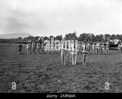 Prix de la bannière de l'aviation militaire de la KNIL et du drapeau du service de l'aviation de la Marine, tous deux décorés avec l'ordre militaire de William par la reine Wilhelmina à l'aéroport militaire de Pittsfield dans l'État du Massachusetts. Cérémonie de remise des prix de la bannière de l'aviation militaire de la KNIL et du drapeau du service de l'aviation de la Marine, tous deux décorés avec l'ordre militaire de William par la reine Wilhelmina à l'aéroport militaire de Pittsfield dans l'État du Massachusetts. Les porteurs du ML-KNIL sont pris en charge (Sergent Major J.C. Minderhout, sous-lieutenant S.J. Kok et Sergent-Major D.P. Dorresteyn Banque D'Images