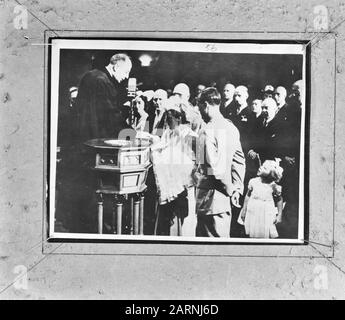 Baptême de la princesse Margriet à l'église presbytérienne de St. Andrews à Ottawa, lors d'un service dirigé par ds. Winfield Burggraaff, aumônier de la Marine néerlandaise. Ont assisté à la cérémonie la reine Wilhelmina, le prince Bernhard, le comte d'Athlone (gouverneur général du Canada), la princesse Alice, premier ministre du Canada W.L. Mackenzie King et membres du corps diplomatique Date : 29 juin 1943 lieu : Ottawa mots clés : baptême, Maison Royale, pasteurs, princes, princesses, guerre mondiale II Nom personnel : Beatrix, princesse, Bernhard, prince, Viscount Winfield, Juliana, princesse, Margriet, princesse Banque D'Images