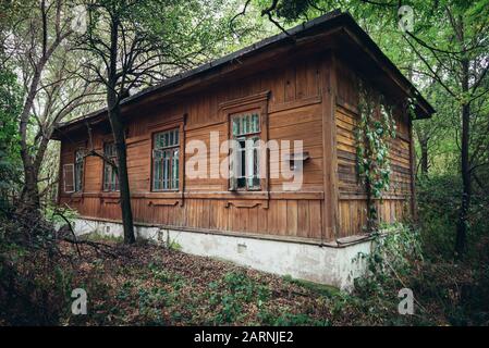 Maison en bois abandonnés dans la ville fantôme de Pripyat Tchernobyl autour du phénomène de catastrophe du réacteur nucléaire en Ukraine Banque D'Images