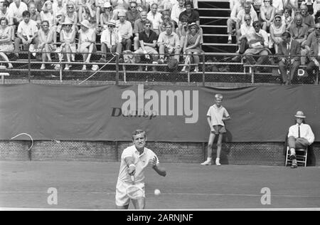 Open Dutch tennis Championships 1969 à Hilversum Vladimir Zednik (Tchécoslovaquie) en action Date: 1 août 1969 lieu: Hilversum, Noord-Holland mots clés: Sport, tennis, compétitions Nom personnel: Zednik, Vladimir Banque D'Images