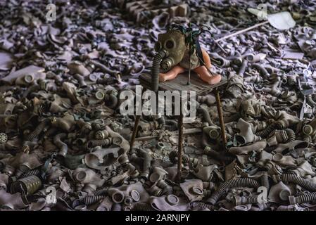 Poupée avec un masque à gaz à l'école secondaire no 3 dans la ville fantôme de Pripyat de centrale nucléaire de Tchernobyl en Ukraine, la zone d'Aliénation Banque D'Images