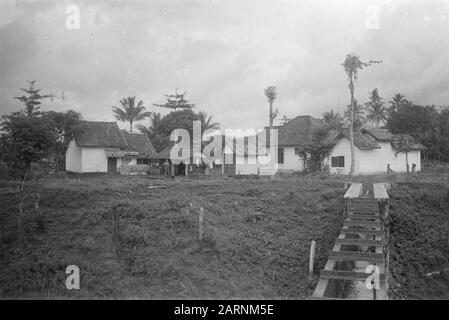 411 bataillon d'infanterie (Poerwokerto, Boriajoe, Keboemen] [une ferme servant de refuge pour un poste de sécurité] Date : février 1949 lieu : Indonésie, Midden-Java, Antilles néerlandaises de l'est Banque D'Images