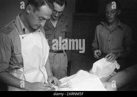 411 bataillon d'infanterie (Poerwokerto, Bomiajoe, Keboemen] à l'hôpital de Boemiajoe, le médecin montre au patron ce qu'il peut faire. Date : Février 1949 Lieu : Indonésie, Java Centrale, Antilles Néerlandaises Banque D'Images