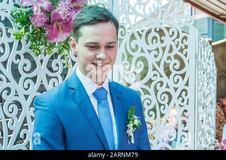 Jour de mariage mariage belle mariée et le marié élégant luxe 23.07.2017 marche après le mariage, de Loutsk Ukraina Banque D'Images