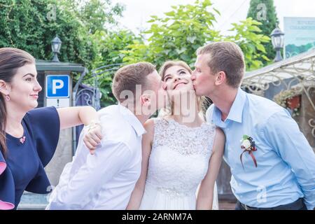 Jour de mariage mariage belle mariée et le marié élégant luxe 23.07.2017 marche après le mariage, de Loutsk Ukraina Banque D'Images