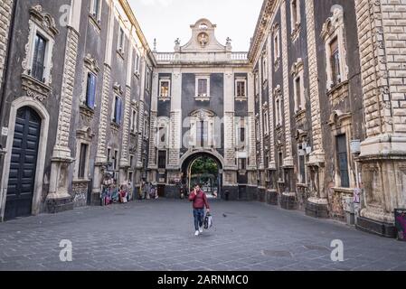 La porte Porta Uzeda à côté de palais de séminaire de clercs (Palazzo del Seminario dei Chierici) sur la place de la cathédrale de Catane, Sicile, Italie Île Banque D'Images