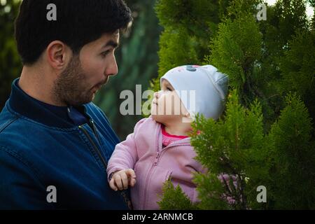 portrait d'un jeune père et de sa fille qui s'amusent en plein air dans le parc. Banque D'Images