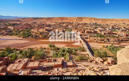 Vue aérienne sur la Kasbah ait Ben Haddou et le désert près des montagnes de l'Atlas près de Kasbah ait Ben Haddou, Maroc Banque D'Images