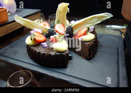 Gâteau Éponge Au Chocolat Décoré De Mûres/Crème/Fraises Au Buffet De L'Azul Beach Resort Hotel, Puerto Morelos, Riviera Maya, Cancun Banque D'Images