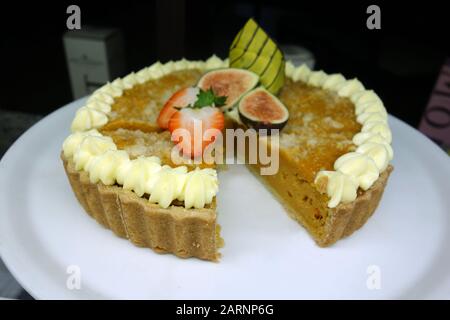 Tarte À La Vanille/Gâteau Décoré De Crème/Fraises/Figs Sur Le Buffet À L'Azul Beach Resort Hotel, Puerto Morelos, Riviera Maya, Cancun. Mexique. Banque D'Images