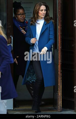 La duchesse de Cambridge part après une visite à la pépinière et pré-école de la London Early Years Foundation Stockwell Gardens, dans le sud-ouest de Londres. Banque D'Images