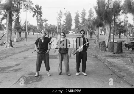 Retrait des troupes néerlandaises de Solo, Gondang Winangoe et Klaten Trois combattants indonésiens avec armes et bracelets Date: 1949/11/12 lieu: Indonésie, Java, Hollandais-Indies Banque D'Images