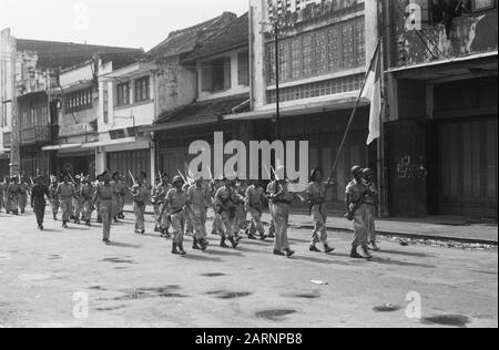 Retrait des troupes néerlandaises de Solo, Gondang Winangoe et Klaten UN département TNI marches militaires par une rue vide Date: 12 novembre 1949 lieu: Indonésie , Java, Pays-Bas Antilles orientales Banque D'Images