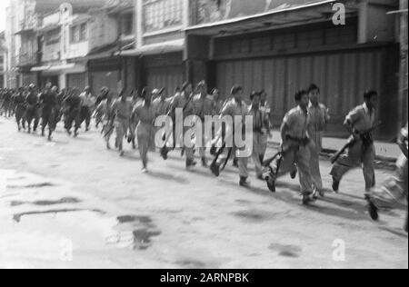 Retrait des troupes néerlandaises de Solo, Gondang Winangoe et Klaten un département de soldats de l'INT marchant dans une rue vide Date: 12 novembre 1949 lieu: Indonésie, Java, Pays-Bas Indes de l'est Banque D'Images