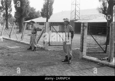 Retrait des troupes néerlandaises de Solo, Gondang Winangoe et Klaten Deux soldats indonésiens de l'INT gardent la garde dans un camp militaire Date: 12 novembre 1949 lieu: Indonésie, Java, Pays-Bas Antilles orientales Banque D'Images