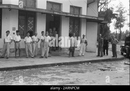 Retrait des troupes néerlandaises de Solo, Gondang Winangoe et Klaten TNI-soldats et de jeunes hommes indonésiens pour un bâtiment Date: 12 novembre 1949 lieu: Indonésie, Java, Pays-Bas East Indies Banque D'Images