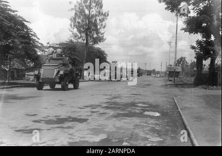 Retrait des troupes néerlandaises de Solo, Gondang Winangoe et Klaten une colonne militaire néerlandaise quitte la ville. Un réservoir Stuart ferme la rangée Date : 12 novembre 1949 lieu : Indonésie, Java, Pays-Bas East Indies Banque D'Images