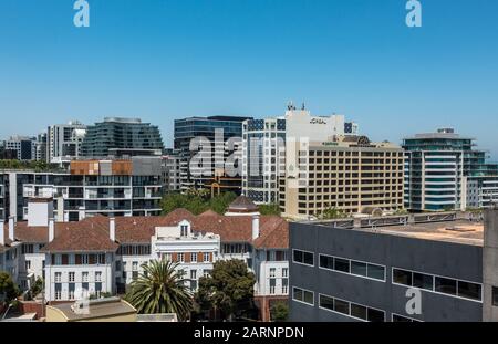 Vue sur les appartements Chevron en direction de St Kilda Road, Melbourne Banque D'Images