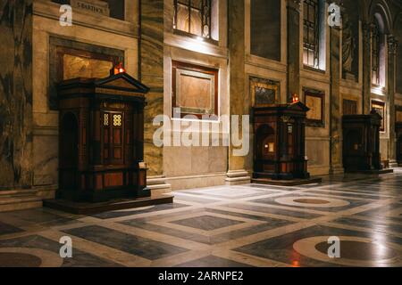 Rome, Italie - 3 janvier 2020: Boîte de confession dans la basilique Saint-Paul À L'Extérieur des murs, papale San Paolo fuori le Mura, intérieur, Rome, Lazio, Ital Banque D'Images