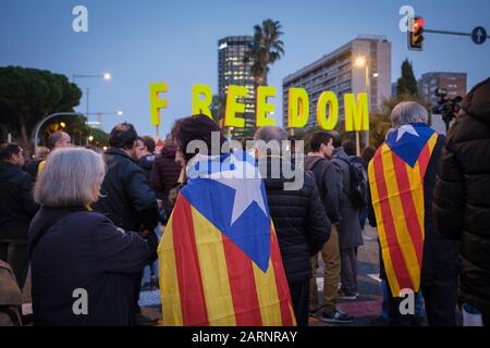 Barcelone, Espagne. 18 décembre 2019. Des manifestations pour l'indépendance pro-catalane ont eu lieu près du Camp Nou avant le match Barça-Madrid. Banque D'Images