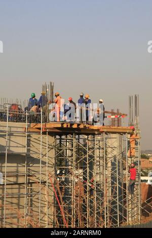 Le centre commercial de la villa lorsqu'il a commencé avec la construction pendant la phase initiale de construction en 2009, Moreleta Park, Pretoria/Thswane, Gauteng, South Afr Banque D'Images