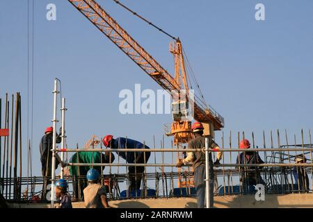 Le centre commercial de la villa lorsqu'il a commencé avec la construction pendant la phase initiale de construction en 2009, Moreleta Park, Pretoria/Thswane, Gauteng, South Afr Banque D'Images