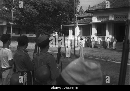 Retrait des troupes néerlandaises de Solo, Gondang Winangoe et Klaten dix minutes après le transfert de la ville de Gondang Winangoen, les troupes T.N.I. sont venues à leur poste à la date de prise: 12 novembre 1949 lieu: Batavia, Indonésie, Java, Hollandais East Indies Banque D'Images