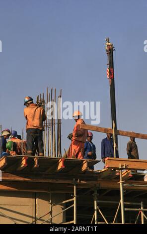 Le centre commercial de la villa lorsqu'il a commencé avec la construction pendant la phase initiale de construction en 2009, Moreleta Park, Pretoria/Thswane, Gauteng, South Afr Banque D'Images