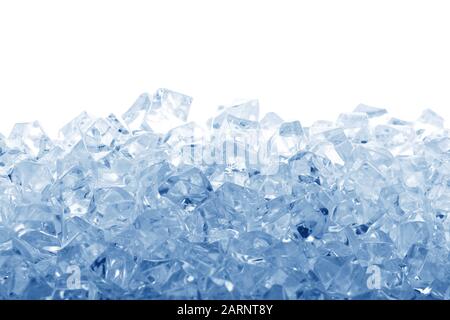 Des cubes de glace isolé sur fond blanc Banque D'Images