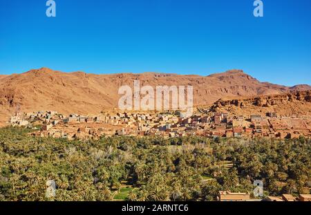 Panorama de la ville de Tinghir au Maroc. Tinghir est une oasis sur la rivière Todgha Banque D'Images