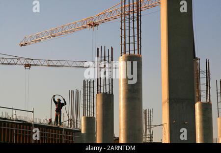 Le centre commercial de la villa lorsqu'il a commencé avec la construction pendant la phase initiale de construction en 2009, Moreleta Park, Pretoria/Thswane, Gauteng, South Afr Banque D'Images