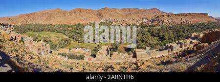 Panorama de la ville de Tinghir au Maroc. Tinghir est une oasis sur la rivière Todgha Banque D'Images