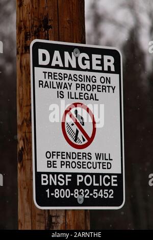 Un signe de non-transmission BNSF, par les voies de la ville de Troy, Montana. Danger, Le Transfert De Propriété Ferroviaire Est Illégal, Délinquants Banque D'Images