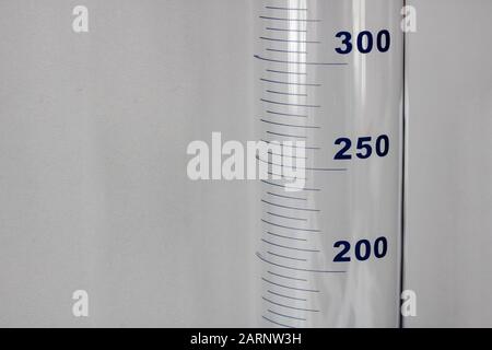 Flacon de produit chimique avec marques millilitres de gros plan Banque D'Images