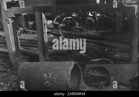 [DLC} Chinois Brûlé/Malang Dans la rue Gadang à Malang (Java est) 21 Chinois - après avoir été maltraités - sont enfermés dans une boucherie. Le bâtiment a alors été incendié, donc les Chinois ont été tués dans les flammes. L'auteur principal de ce crime odieux est une certaine Lasmoe, qui, par sa méthode d'intimidation de la population, s'est sentie si sûre qu'il a été laissé à Malang lorsque les troupes néerlandaises ont occupé cette ville. En direction de la population, il a été emprisonné pour ne pas pouvoir échapper à sa justice Date: 24 juillet 1947 lieu: Indonésie, Malang, Antilles néerlandaises de l'est Banque D'Images