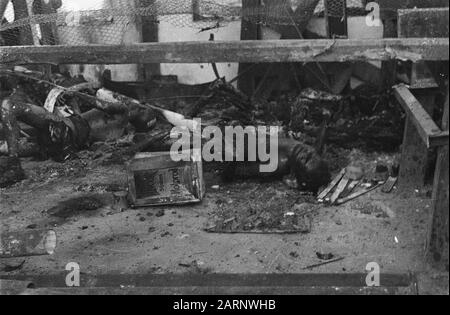 [DLC} Chinois Brûlé/Malang Dans la rue Gadang à Malang (Java est) 21 Chinois - après avoir été maltraités - sont enfermés dans une boucherie. Le bâtiment a alors été incendié, donc les Chinois ont été tués dans les flammes. L'auteur principal de ce crime odieux est une certaine Lasmoe, qui, par sa méthode d'intimidation de la population, s'est sentie si sûre qu'il a été laissé à Malang lorsque les troupes néerlandaises ont occupé cette ville. En direction de la population, il a été emprisonné pour ne pas pouvoir échapper à sa justice Date: 24 juillet 1947 lieu: Indonésie, Malang, Antilles néerlandaises de l'est Banque D'Images