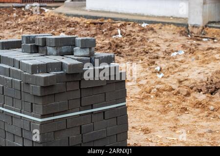 Dalles de revêtement dans l'emballage sur le site de construction Banque D'Images