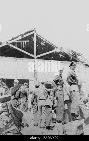 Bâtiment effondré (Stone & Roof Factory (v/h. Pere?) , vu d'une chambre où les bouteilles sont dans des armoires Date: Décembre 1948 lieu: Indonésie, Pays-Bas East Indies Banque D'Images