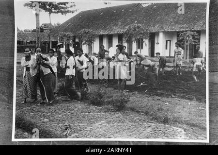 Magelang dans la prison de Magelang, les républicains ont massacré 31 personnes sans procès. La plupart d'entre eux ont été abattus avec des tirs de mousqueton, tandis que certains ont été mis à mort par des balles factices, provoquant d'horribles mutilations. Ni les victimes ni leurs proches ne savaient pourquoi les personnes concernées avaient été arrêtées. Dans la cour de la prison de Magelang. Les femmes pleurent à la tombe de masse des meurtres, où elles ont cherché leur mari, leur frère ou leur ami Annotation: Repronegative Date: 22 décembre 1948 lieu: Indonésie, Java, Magelang, Pays-Bas East Indies Banque D'Images