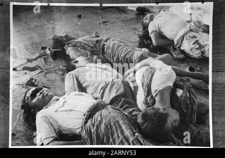Magelang dans la prison de Magelang, les républicains ont massacré 31 personnes sans procès. La plupart d'entre eux ont été abattus avec des tirs de mousqueton, tandis que certains ont été mis à mort par des balles de dum-dum-dum, provoquant d'horribles mutilations. Ni les victimes ni leurs proches ne savaient pourquoi les personnes concernées avaient été arrêtées. Date: 22 Décembre 1948 Lieu: Indonésie, Java, Magelang, Hollandais East Indies Banque D'Images