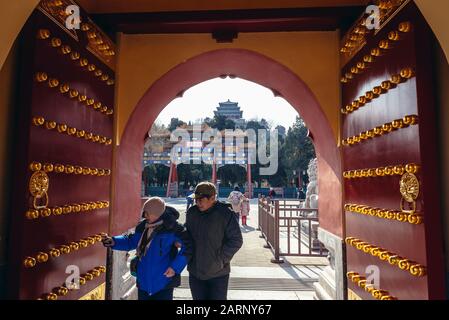 Porte d'entrée de Shouhuang - Palais de La Longévité impériale dans le parc Jingshan à Beijing, Chine, voir la porte traditionnelle de Paifang sur fond Banque D'Images