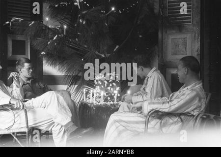 Noël 1948 à Subang et Poerwakarta fête de Noël 1948 a été célébrée dans des circonstances très spéciales. Seulement AUCUN officier dans leur désordre à Poerwakarta. Assis sous l'arbre de Noël, toutes sortes de souvenirs des deux fêtes de Noël précédentes dans l'Archipel sont recueillis par le Chef Guardian Schoonderwoerd de Gouda, le Sergent Schat de Marrum (Friesland), le Sergent van der Sluis de Culemborg et le Sergent-Major Blom de Zuylen Date: 24 décembre 1948 lieu: Indonésie, Antilles Néerlandaises De L'Est Banque D'Images