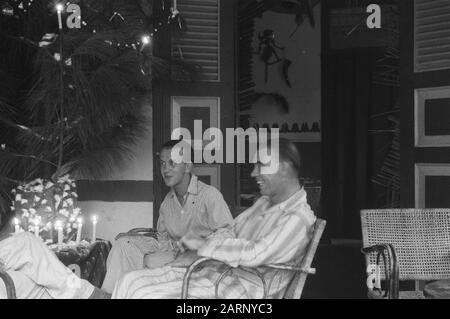 Noël 1948 à Subang et Poerwakarta fête de Noël 1948 a été célébrée dans des circonstances très spéciales. Seulement AUCUN officier dans leur désordre à Poerwakarta. Assis sous l'arbre de Noël, toutes sortes de souvenirs des deux fêtes de Noël précédentes dans l'Archipel sont recueillis par le Chef Guardian Schoonderwoerd de Gouda, le Sergent Schat de Marrum (Friesland), le Sergent van der Sluis de Culemborg et le Sergent-Major Blom de Zuylen Date: 24 décembre 1948 lieu: Indonésie, Antilles Néerlandaises De L'Est Banque D'Images