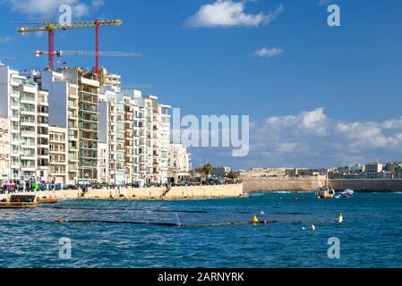 Horizon de Paceville, quartier moderne avec de nouveaux bâtiments à St Julians de la mer - place touristique dans l'île de Malte près de la Valletta - Medite Banque D'Images